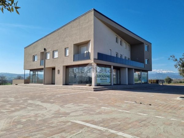 locale commerciale in vendita a Morro d'Oro in zona Pagliare