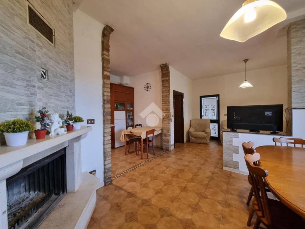 appartamento in vendita a Morro d'Oro in zona Pagliare