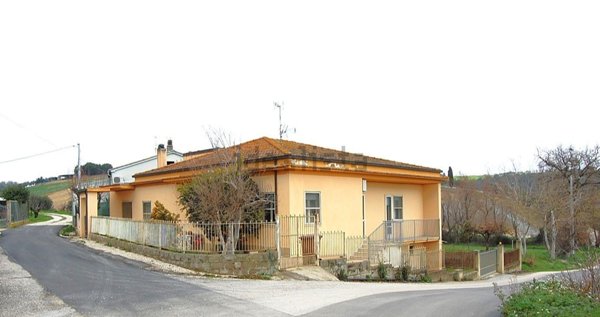 appartamento in vendita a Morro d'Oro in zona Pagliare