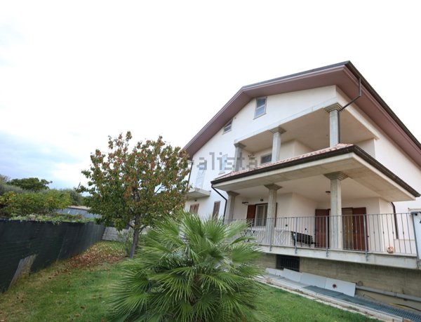 casa indipendente in vendita a Morro d'Oro in zona Pagliare