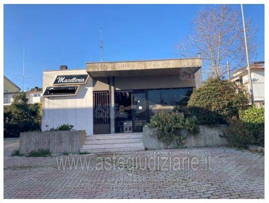 negozio in vendita a Morro d'Oro in zona Pagliare