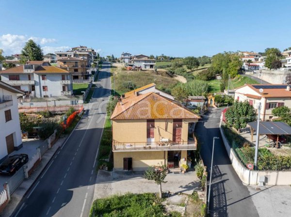 casa indipendente in vendita a Morro d'Oro in zona Pagliare