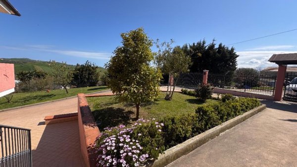 casa indipendente in vendita a Morro d'Oro in zona Case di Bonaventura