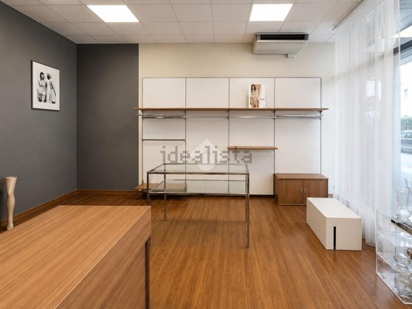 locale commerciale in vendita a Morro d'Oro in zona Pagliare