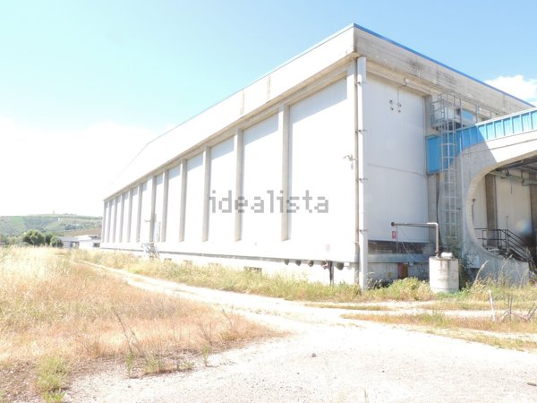 locale di sgombero in vendita a Mosciano Sant'Angelo