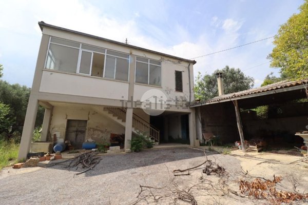 pentavano in vendita a Mosciano Sant'Angelo
