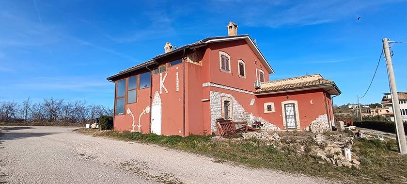 casa indipendente in vendita a Mosciano Sant'Angelo
