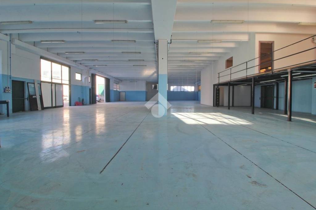 locale commerciale in vendita a Mosciano Sant'Angelo