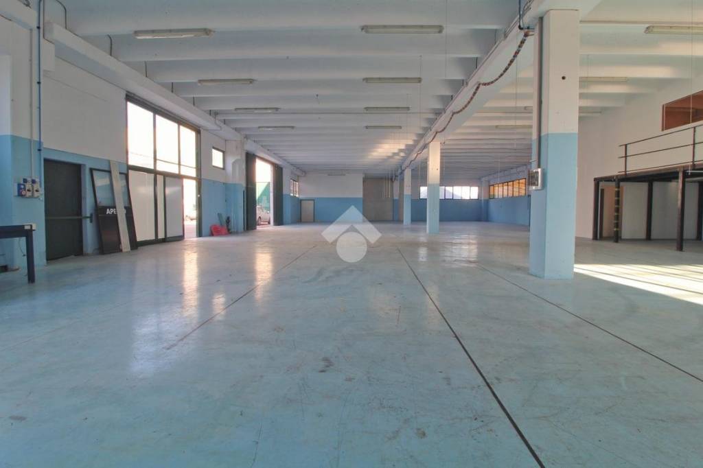 locale commerciale in vendita a Mosciano Sant'Angelo