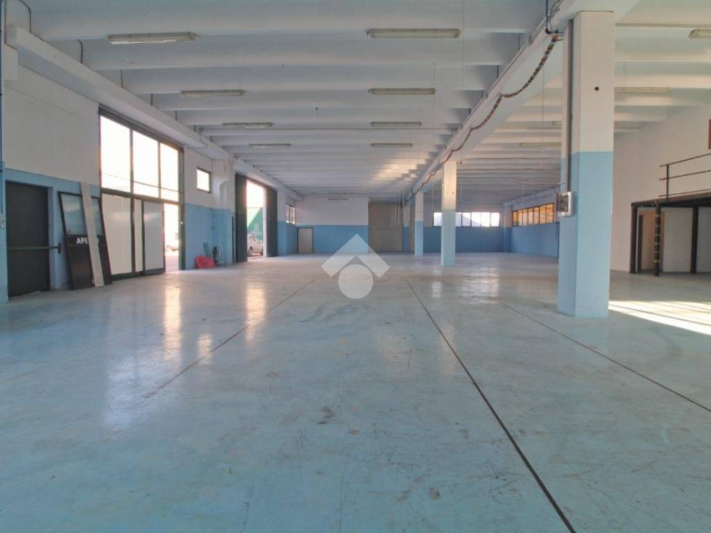 locale commerciale in vendita a Mosciano Sant'Angelo