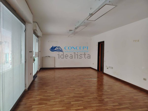 locale commerciale in vendita a Mosciano Sant'Angelo