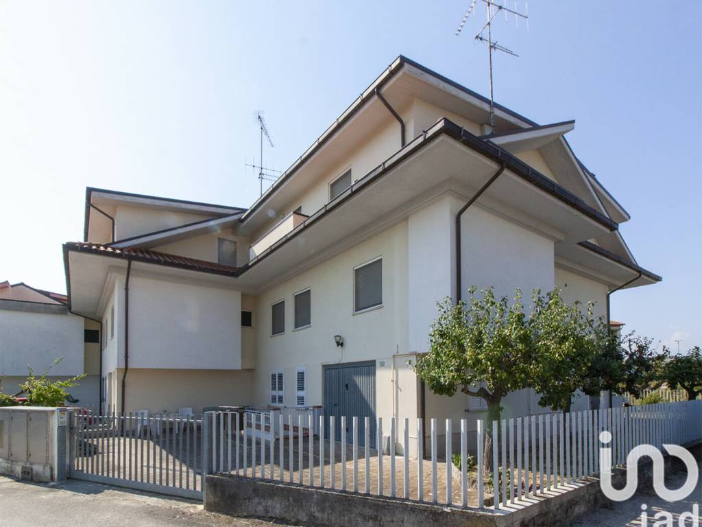 casa indipendente in vendita a Mosciano Sant'Angelo in zona Notaresco Stazione