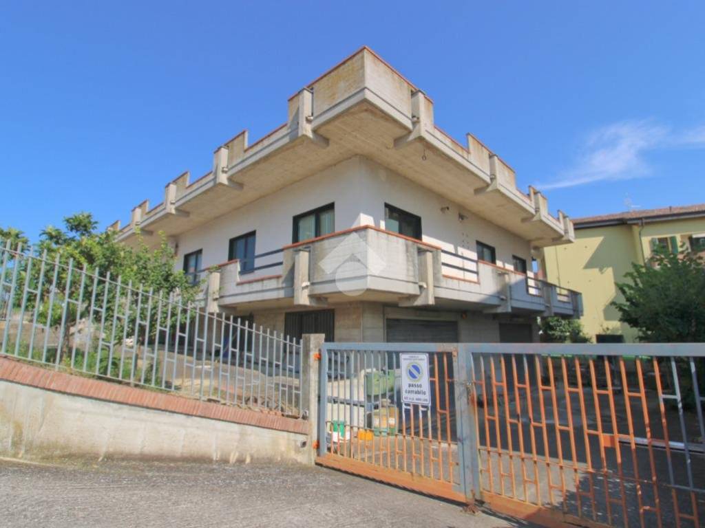 locale commerciale in vendita a Mosciano Sant'Angelo