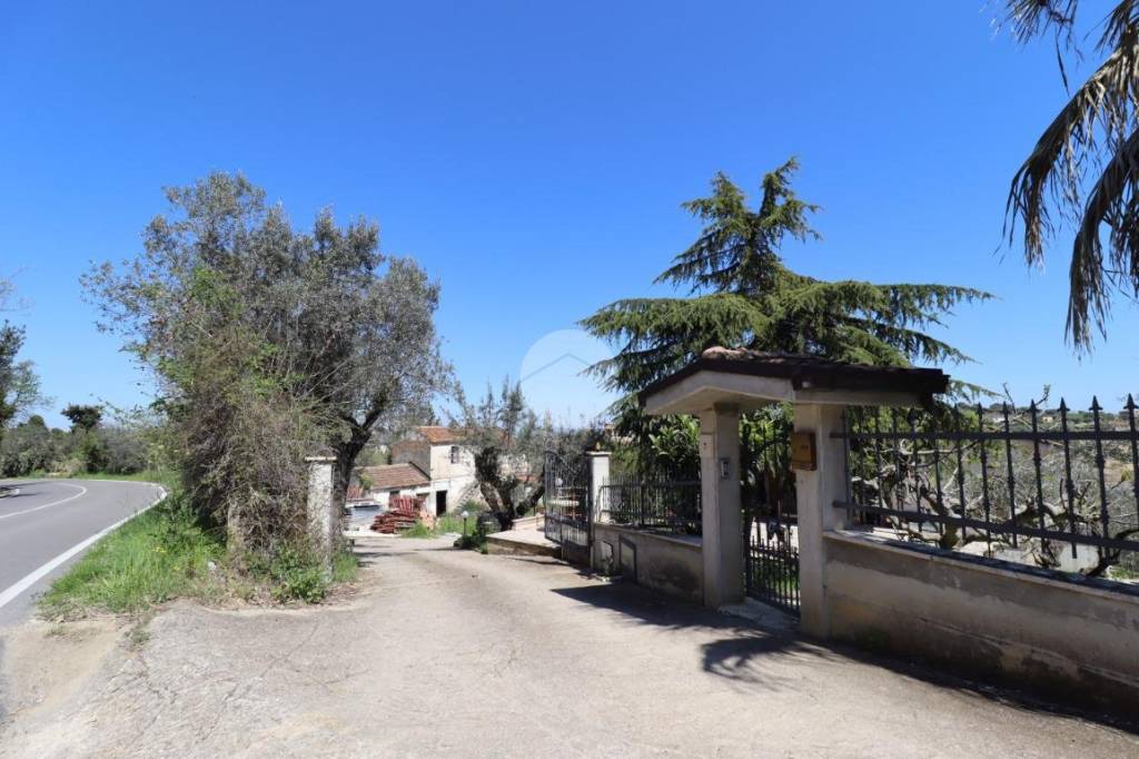casa indipendente in vendita a Mosciano Sant'Angelo in zona Montone