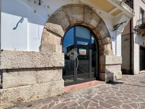 negozio in vendita a Mosciano Sant'Angelo