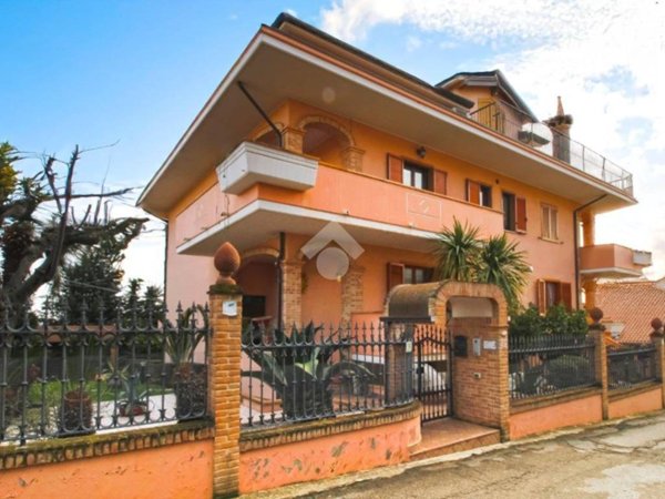 casa indipendente in vendita a Mosciano Sant'Angelo