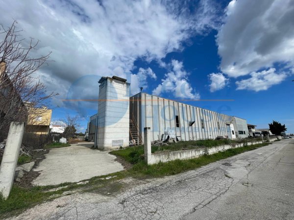 locale commerciale in vendita a Mosciano Sant'Angelo