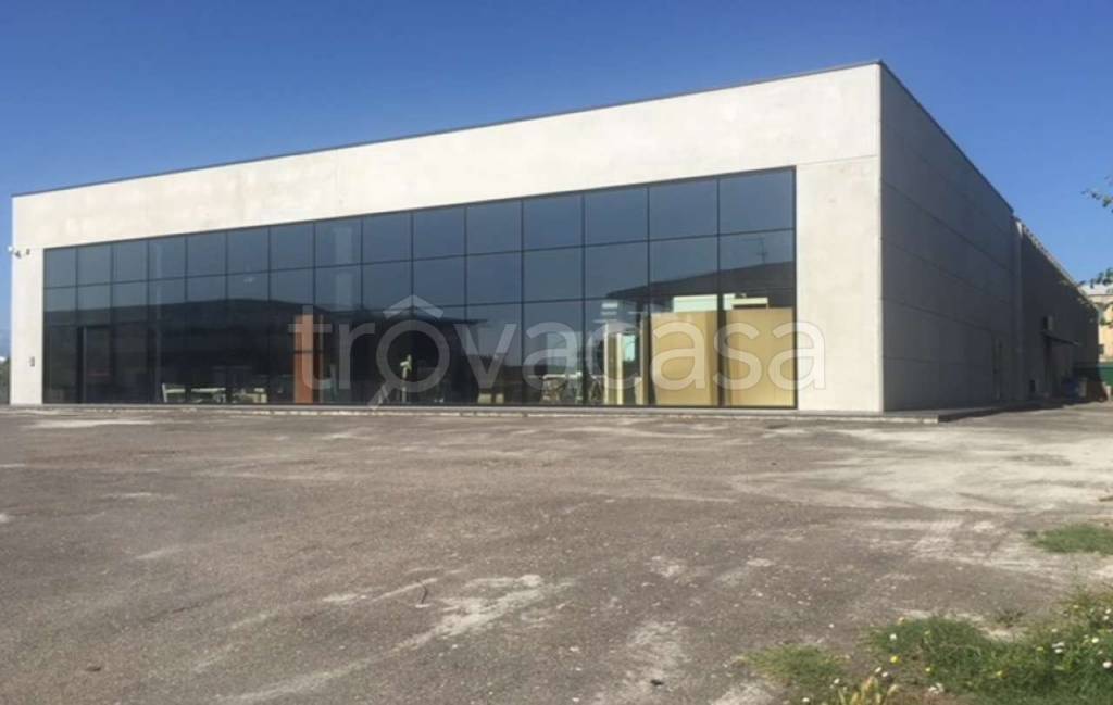 locale commerciale in vendita a Mosciano Sant'Angelo