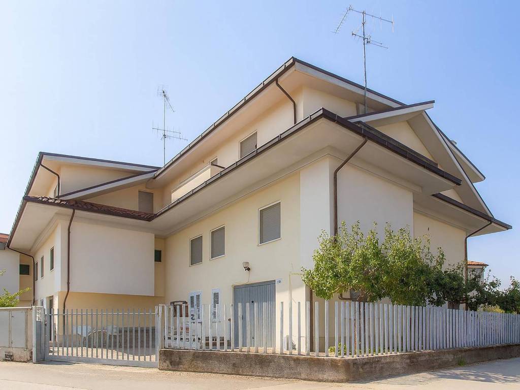 casa indipendente in vendita a Mosciano Sant'Angelo in zona Notaresco Stazione
