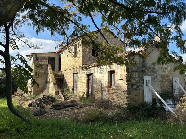 casale in vendita a Mosciano Sant'Angelo in zona Montone