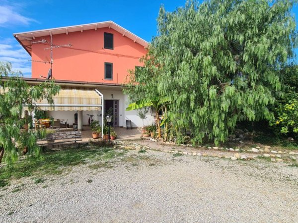 casa indipendente in vendita a Mosciano Sant'Angelo