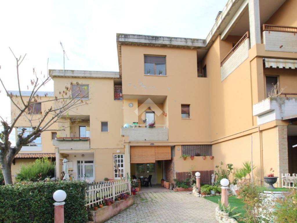 casa indipendente in vendita a Mosciano Sant'Angelo in zona Notaresco Stazione