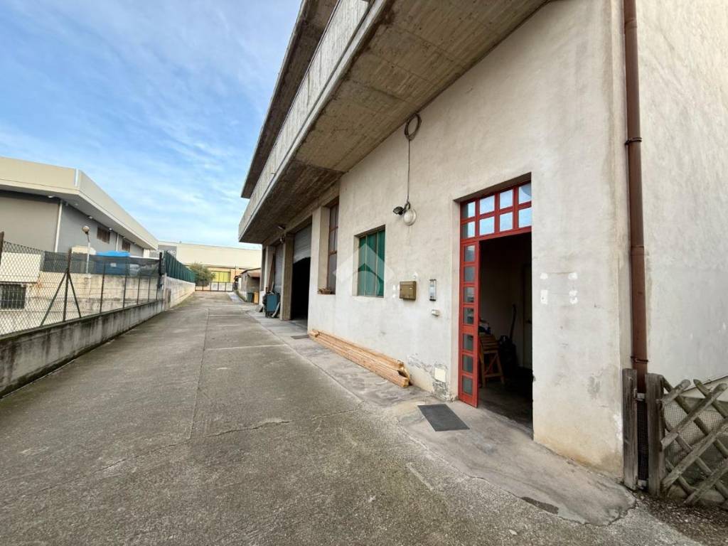 negozio in vendita a Mosciano Sant'Angelo