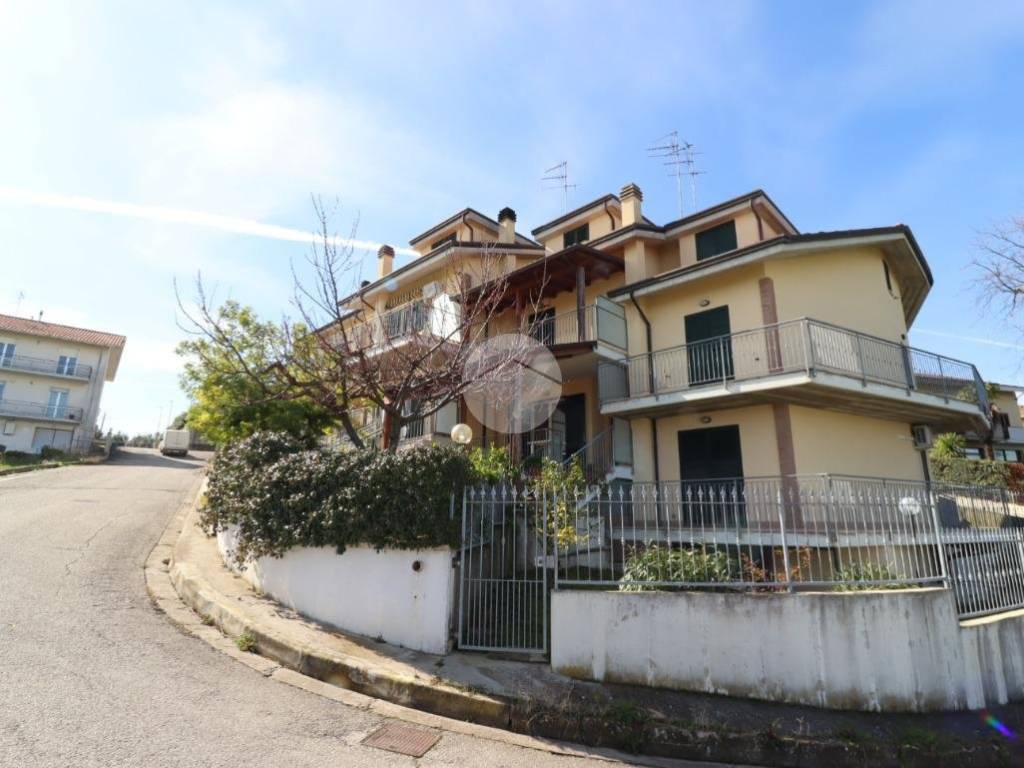 casa indipendente in vendita a Mosciano Sant'Angelo in zona Montone