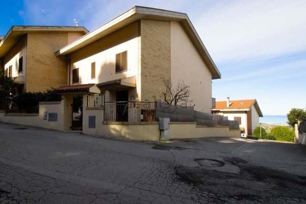 casa indipendente in vendita a Mosciano Sant'Angelo in zona Montone