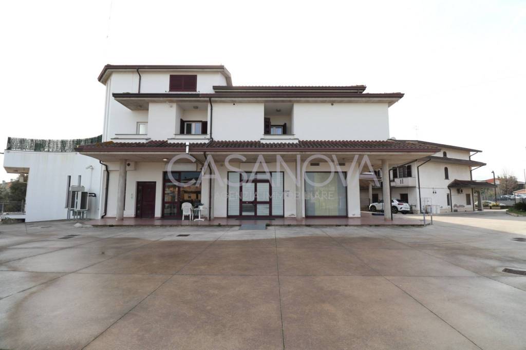 negozio in vendita a Mosciano Sant'Angelo