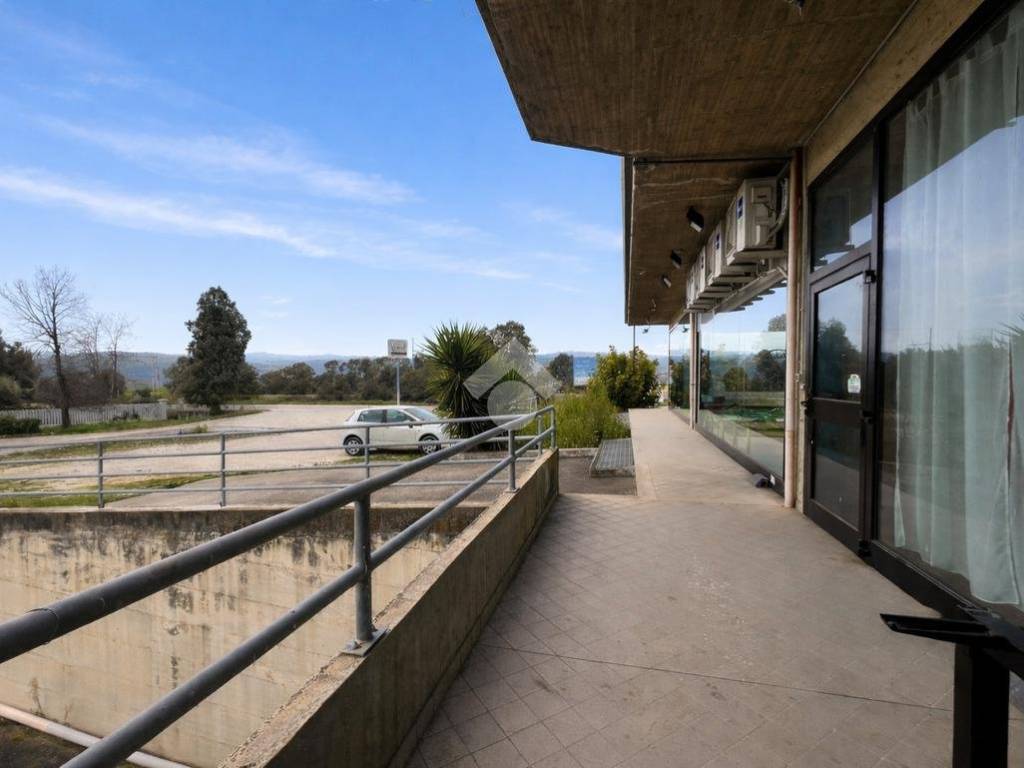 negozio in vendita a Mosciano Sant'Angelo in zona Notaresco Stazione