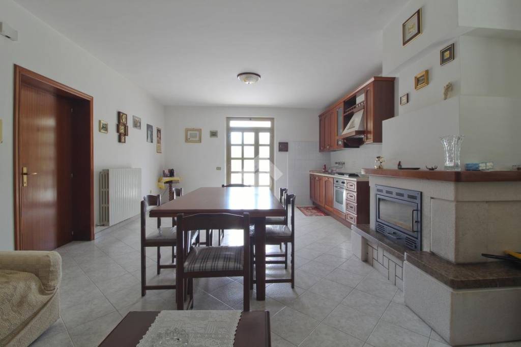 casa indipendente in vendita a Mosciano Sant'Angelo in zona Montone