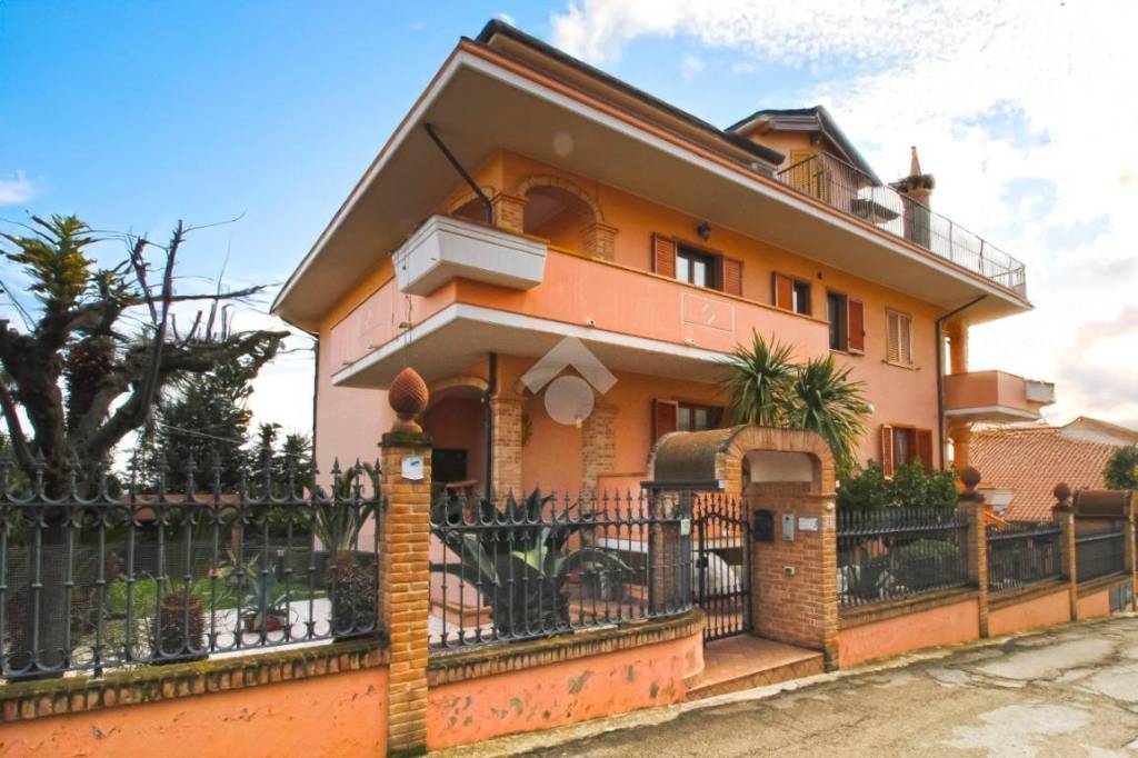 casa indipendente in vendita a Mosciano Sant'Angelo in zona Convento