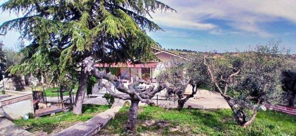 casa indipendente in vendita a Mosciano Sant'Angelo in zona Montone