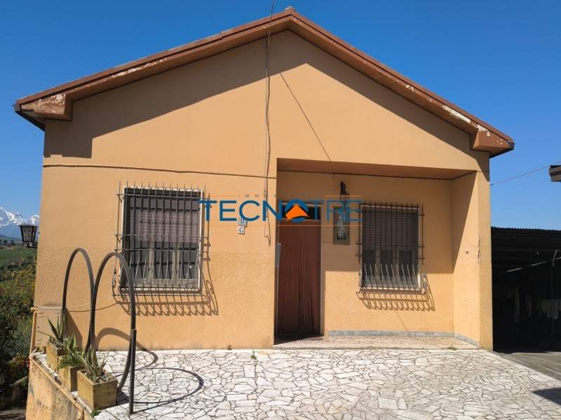 casa indipendente in vendita a Mosciano Sant'Angelo in zona Costa del Monte