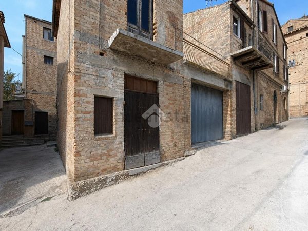 locale di sgombero in vendita a Mosciano Sant'Angelo in zona Convento