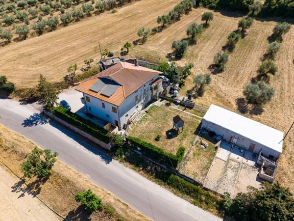 casa indipendente in vendita a Mosciano Sant'Angelo