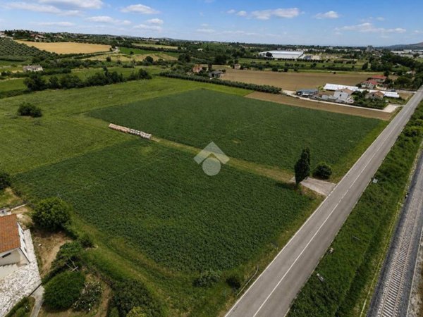 terreno in vendita a Mosciano Sant'Angelo in zona Notaresco Stazione