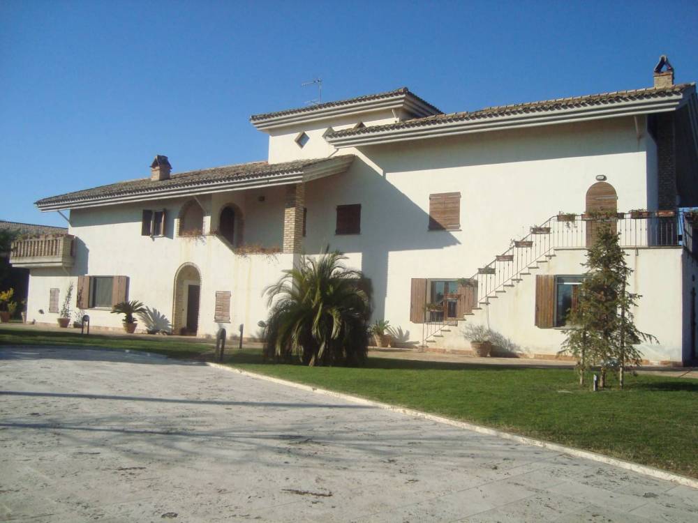 casa indipendente in vendita a Nereto in zona Parignano