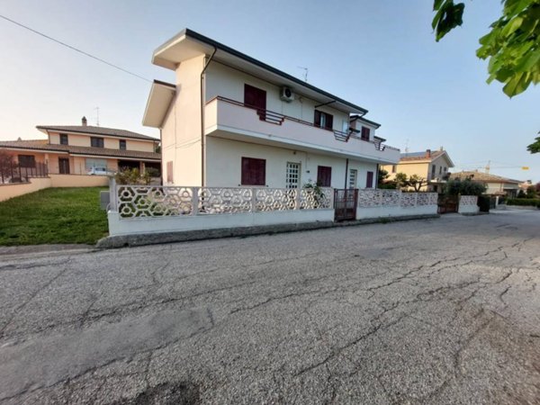 casa indipendente in vendita a Nereto in zona Parignano