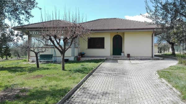 casa indipendente in vendita a Nereto in zona Parignano