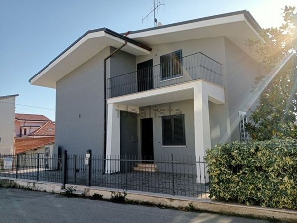 casa indipendente in vendita a Nereto