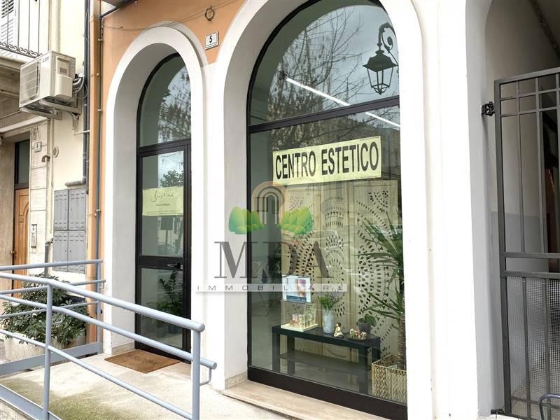 locale commerciale in vendita a Nereto