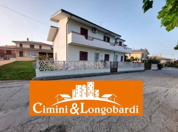 casa indipendente in vendita a Nereto in zona Parignano