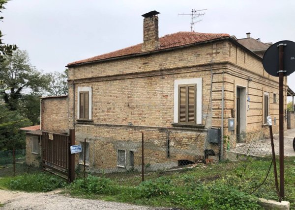casa indipendente in vendita a Nereto in zona Parignano