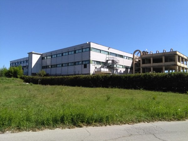 capannone in vendita a Nereto