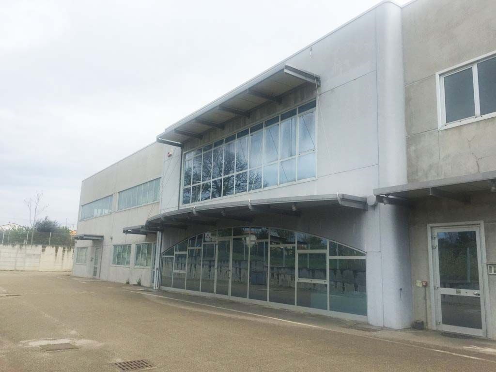 locale commerciale in vendita a Nereto in zona Vibrata