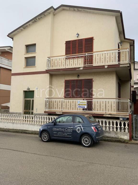 casa indipendente in vendita a Nereto in zona Vibrata