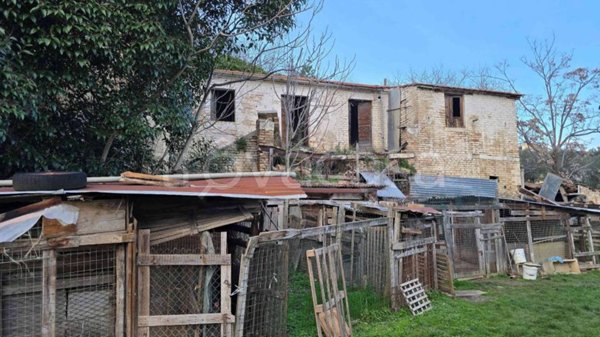 casale in vendita a Nereto in zona Certosa