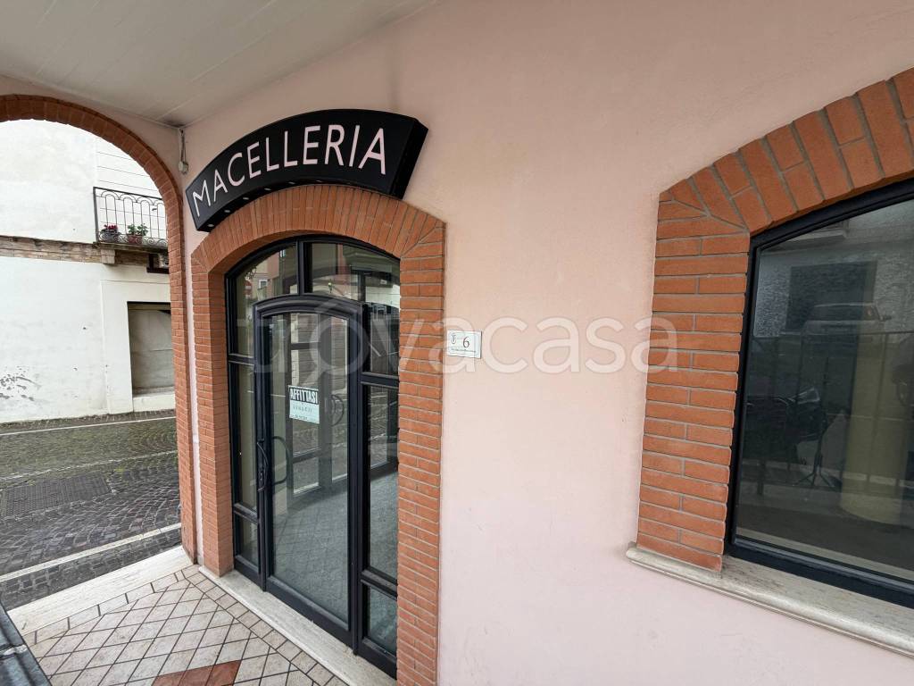 negozio in vendita a Nereto